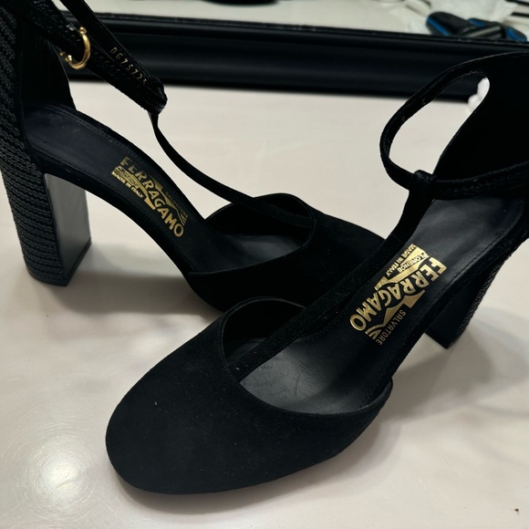 Salvatore Ferragamo T-Strap suede shoes - Picture 2 of 7